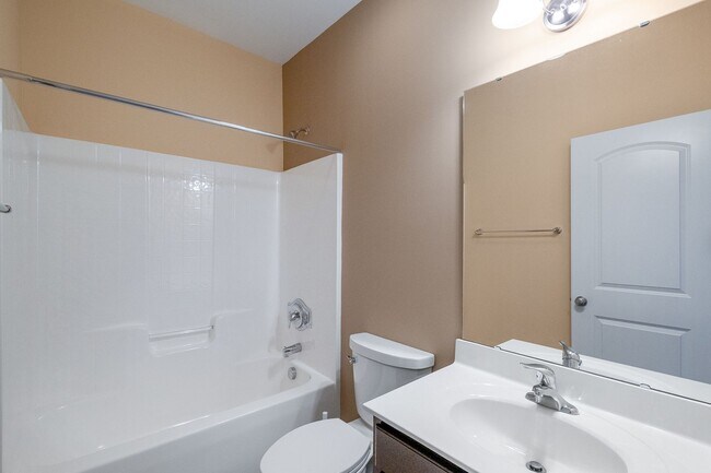 Building Photo - Beautiful Condo Minutes from Ballantyne wi...