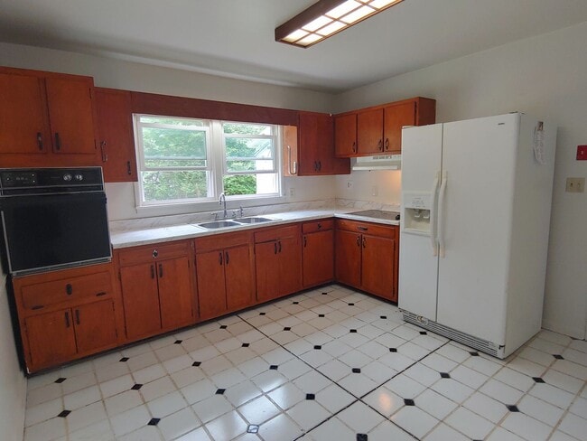 Building Photo - 3 BR 1.5 BA single family house