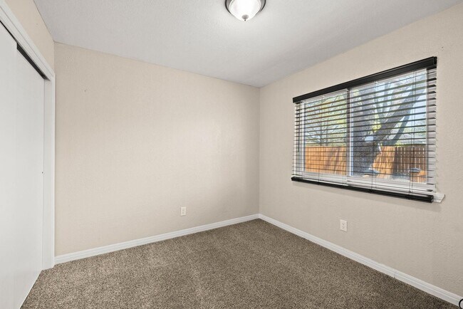Building Photo - 820 Mica Ln