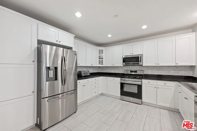 Building Photo - 1522 Amherst Ave