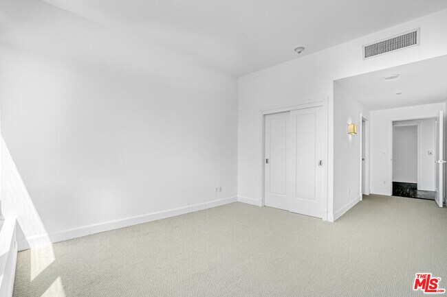 Building Photo - 900 W Olympic Blvd