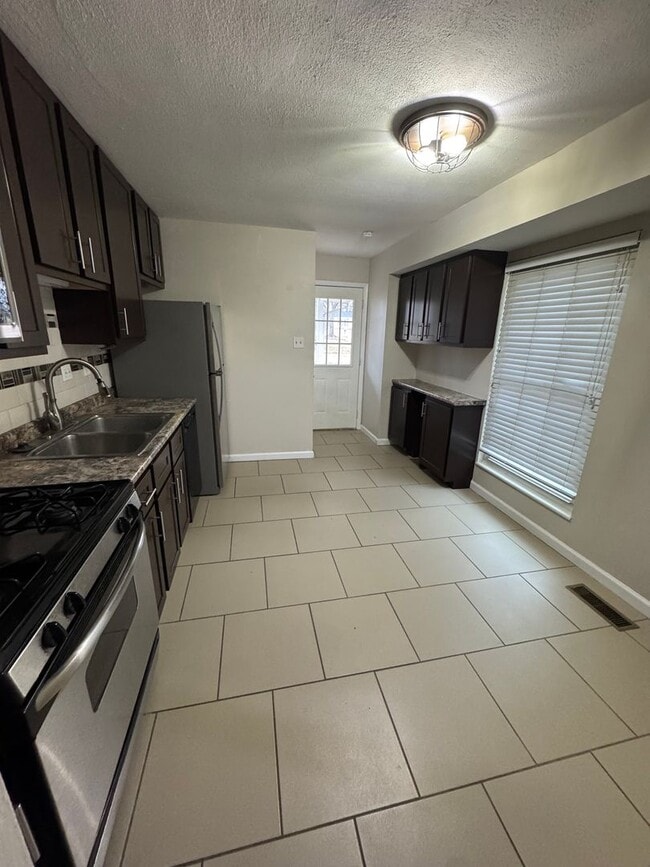 Building Photo - Beautiful 3 Bed 1 Bath For Rent!