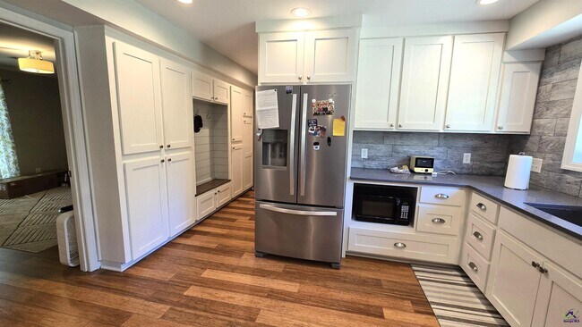 Building Photo - 201 Quail Run Dr