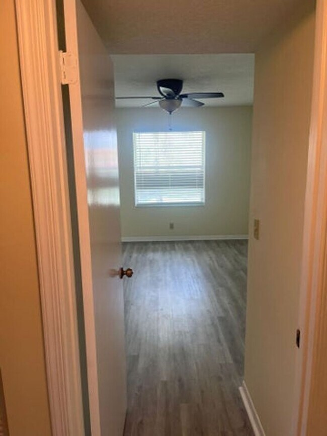 Building Photo - 9993 Three Lakes Cir