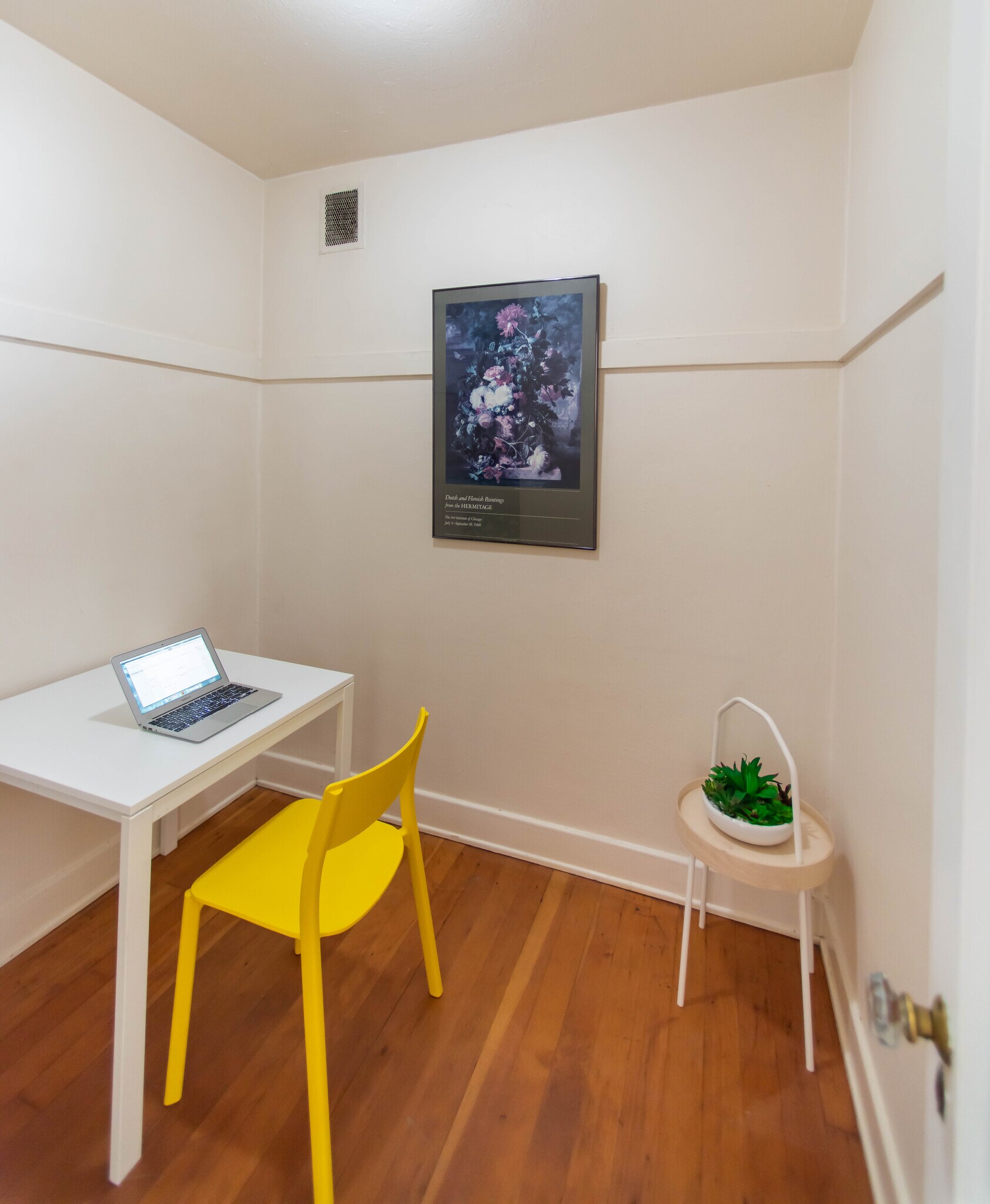 Bonus room can serve as an office or bedroom - 531 Bellevue Ave E