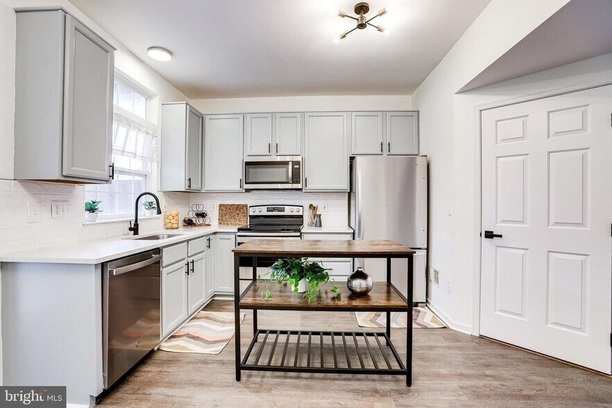 Building Photo - 15656 Three Otters Pl