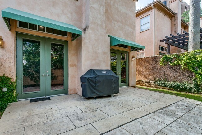 Building Photo - LUXURY 3-BEDROOM TOWNHOME IN ALAMO HEIGHTS