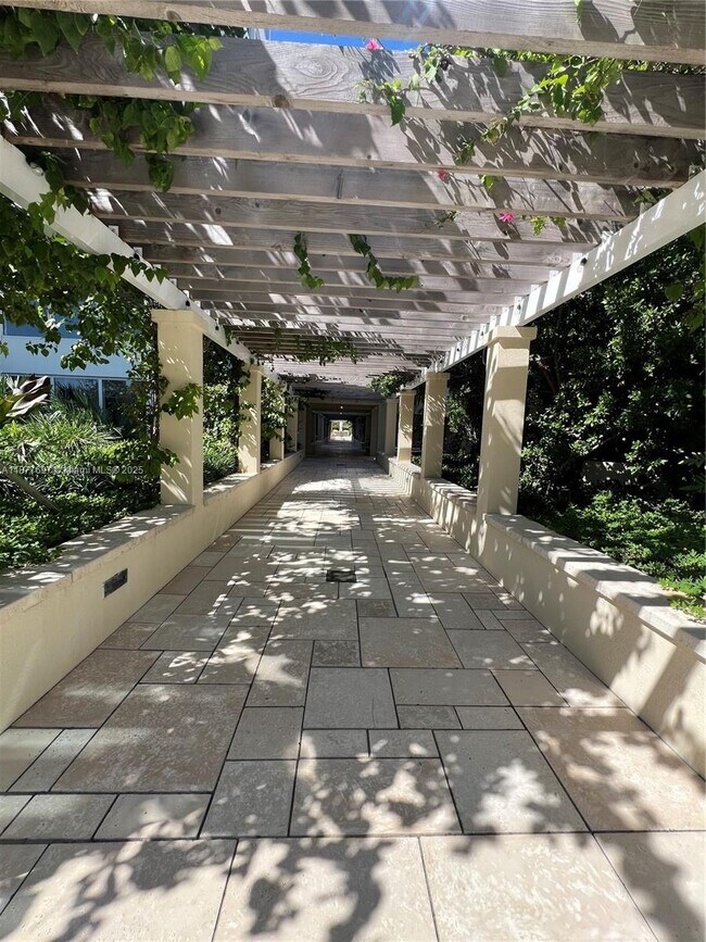 Building Photo - 300 South Pointe Dr