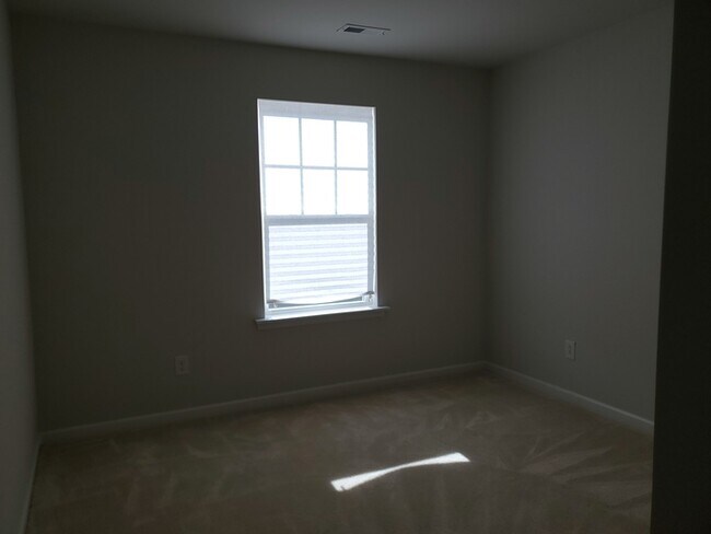 Building Photo - 2 Bedroom, 2.5 Baths End unit Townhome located in Townes at University East