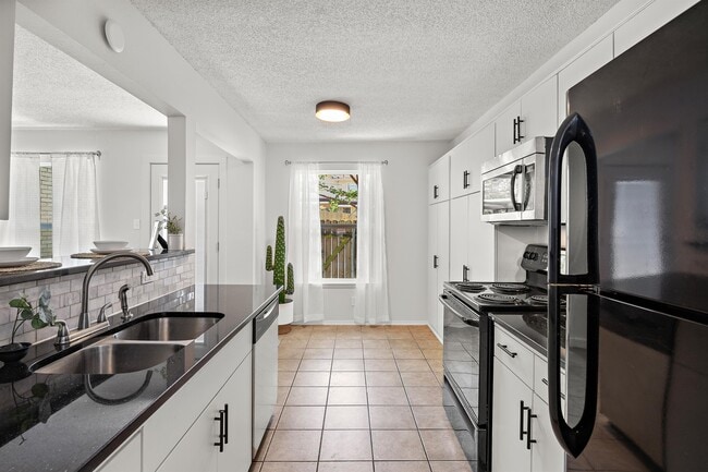 Building Photo - 907 E Oltorf St