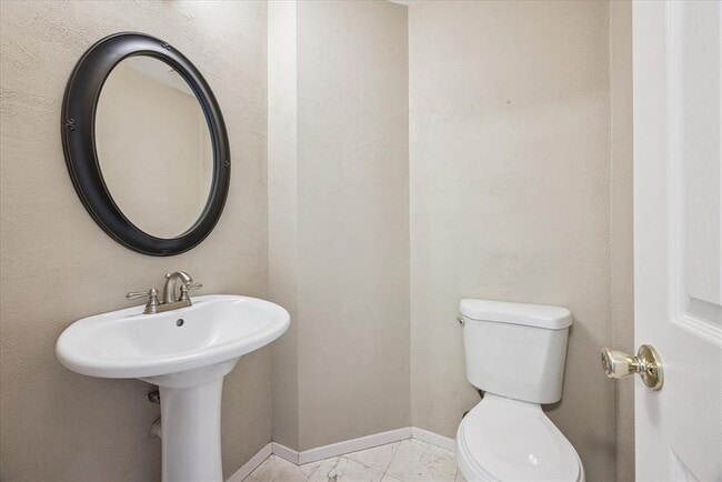 Building Photo - 1402 Doonesbury Dr