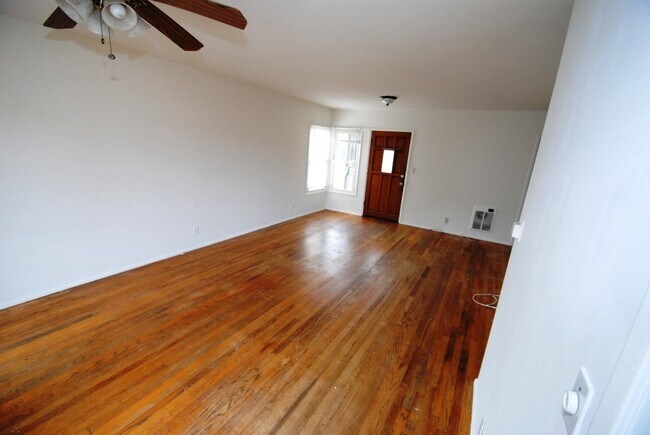 Building Photo - **COMING UP IN FEBRUARY**  3BR/1BA LAKEWOOD HOME NEAR MALL $3600.00