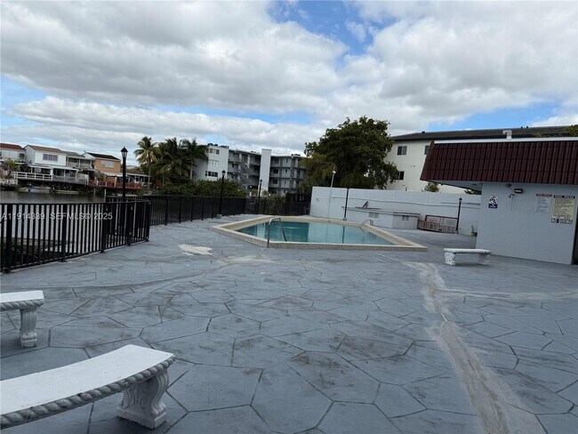 Building Photo - 1325 W 68th St