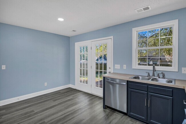 Building Photo - Beautifully Updated 3BR Home Minutes from Fort Jackson, VA Hospital & I-77