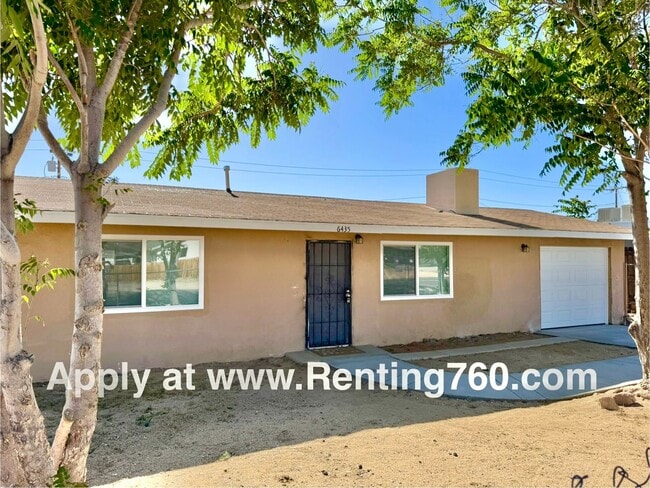 Building Photo - 2 Bed 1 Bath Home with Fenced Yard & Finis...