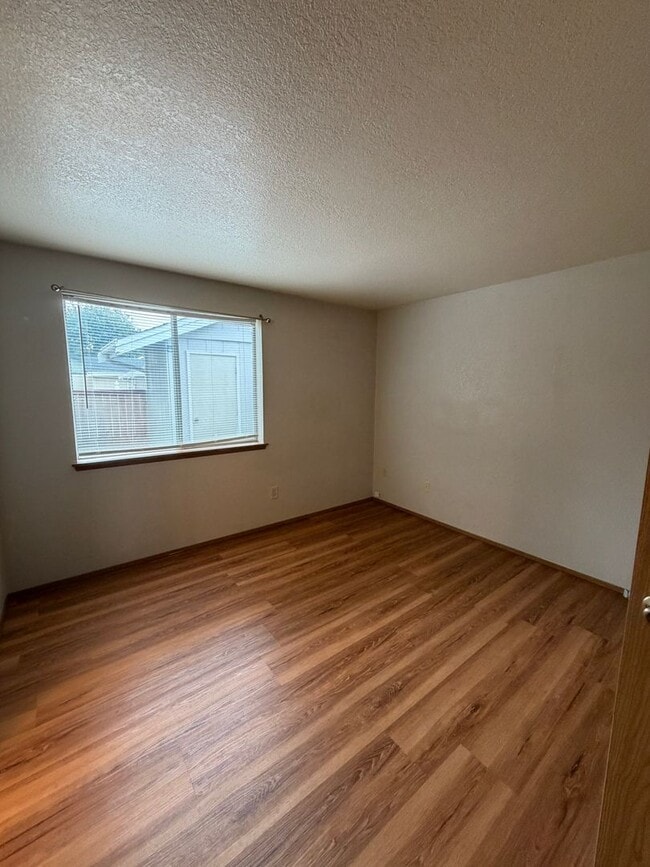 Building Photo - 1474 Diamond Rd SE