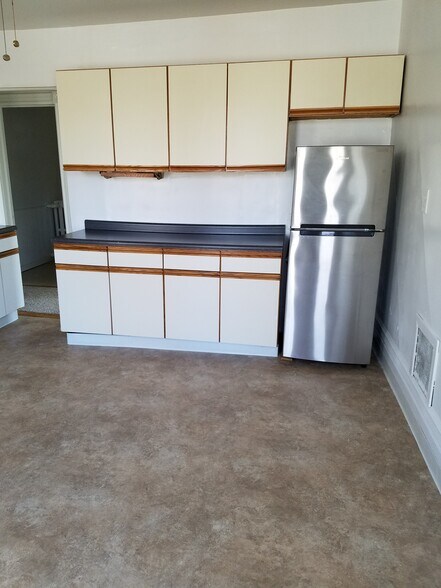 upstairs kitchen - 556 Rose Ave E