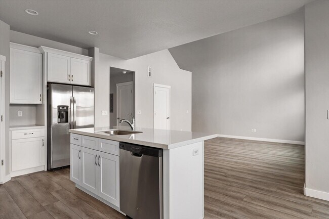 Building Photo - 721 E Zekes Ct