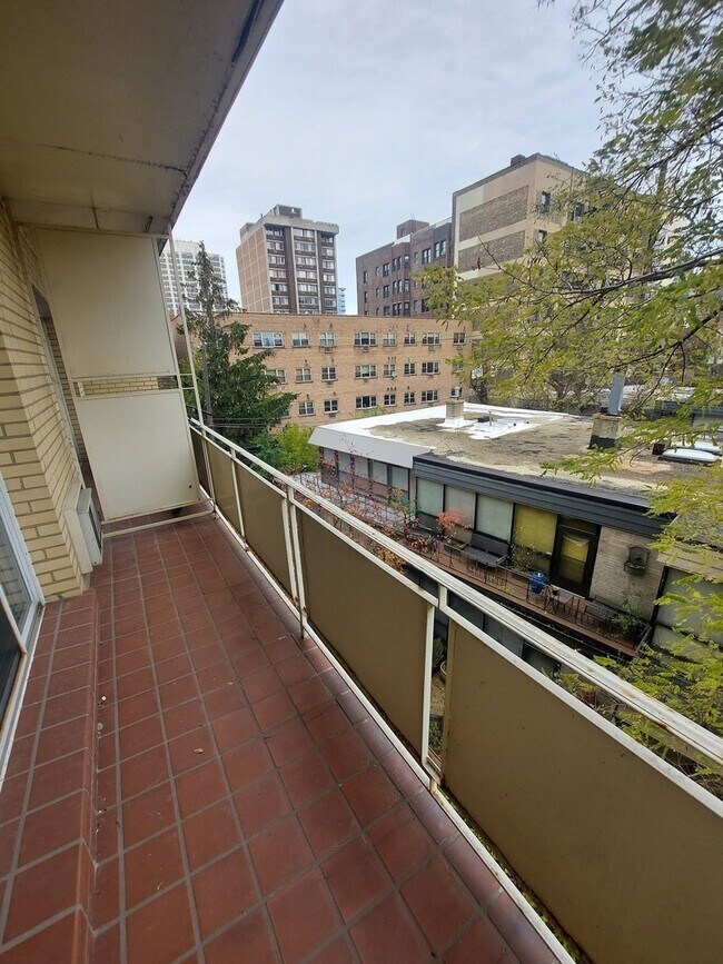 Building Photo - 530 W Barry Ave