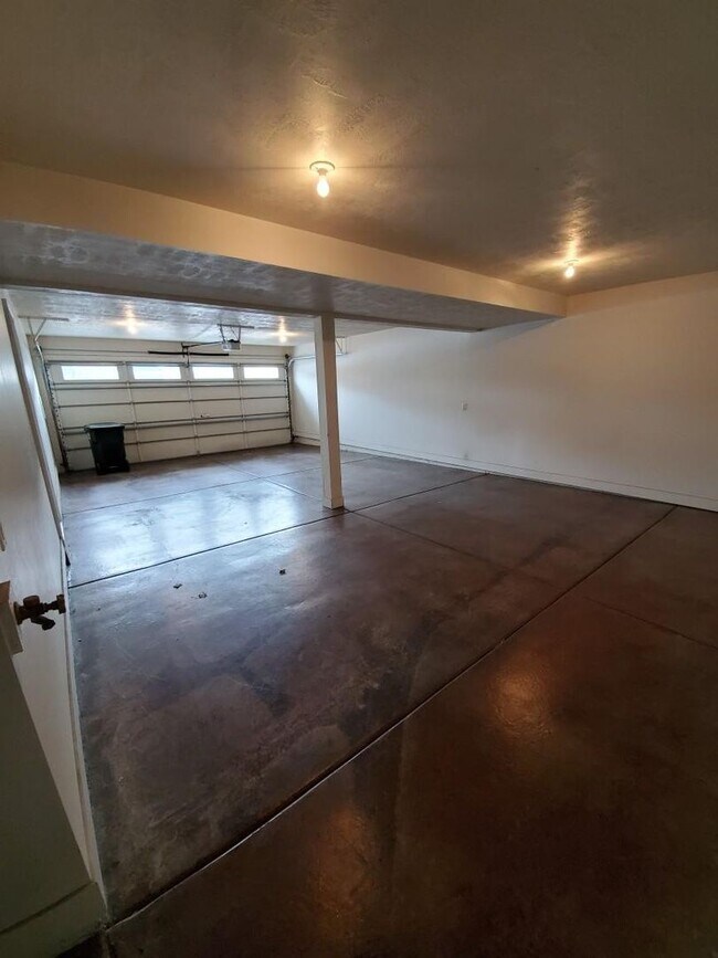Building Photo - 1049 Quarry View Way