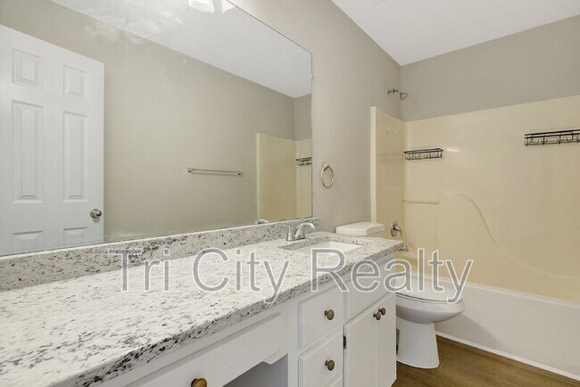 Building Photo - 110 York Ln