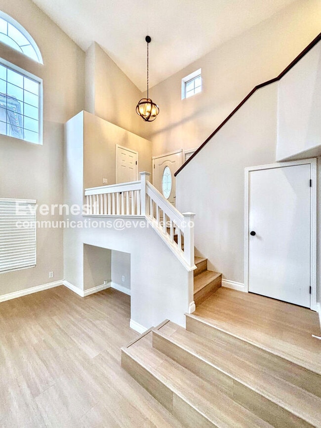 Building Photo - 9 Vía Espiritu