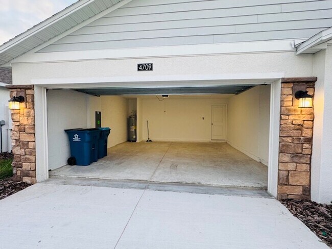 Building Photo - Home For Rent in Haines City with 4 Bedrooms and 2 Baths