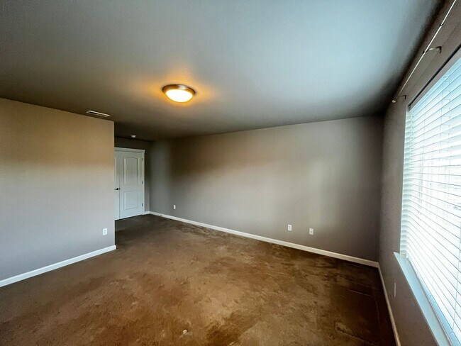 Building Photo - Large 4bed/3bath Home