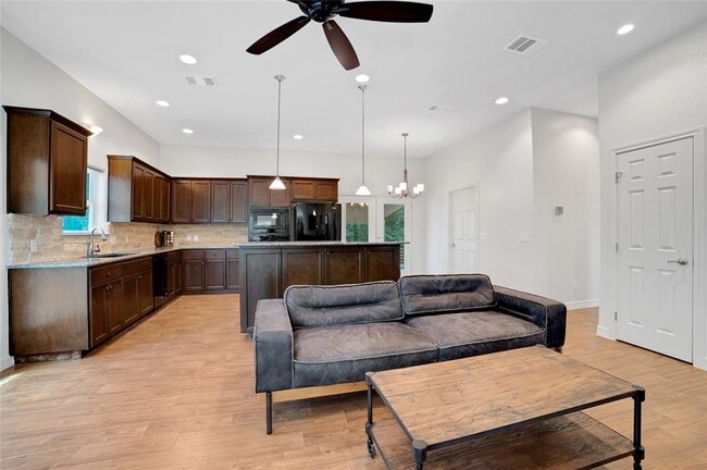 Building Photo - 520 Double Eagle Rnch Dr