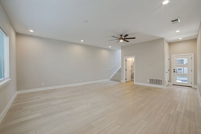 Building Photo - 1618 W Lawndale Dr
