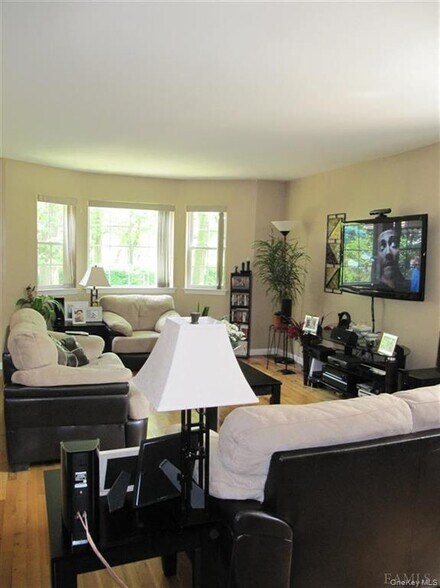 Living Room Area - Furnished - 2207 Delanoy Ave