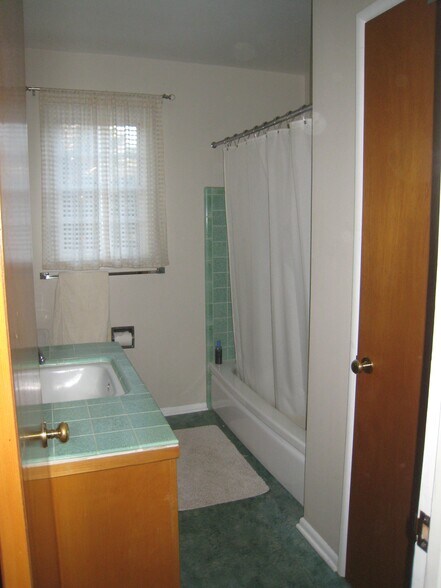 Building Photo - 517 Hill Ave