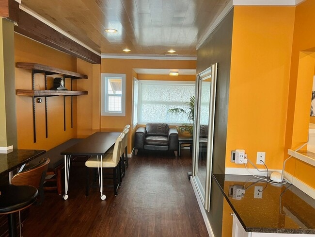 Building Photo - Classic Portland Bungalow