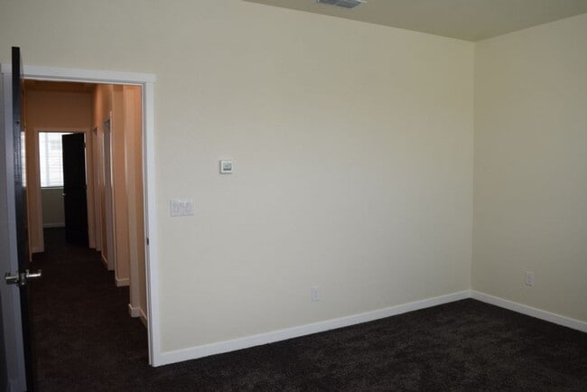 Building Photo - 3280 Chickadee Ct