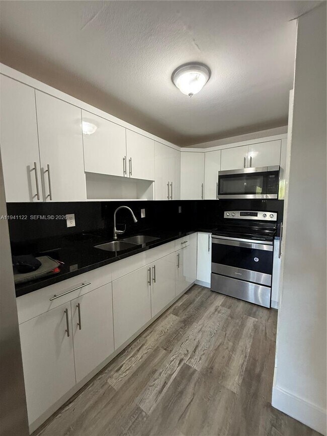 Building Photo - 10000 NW 80th Ct