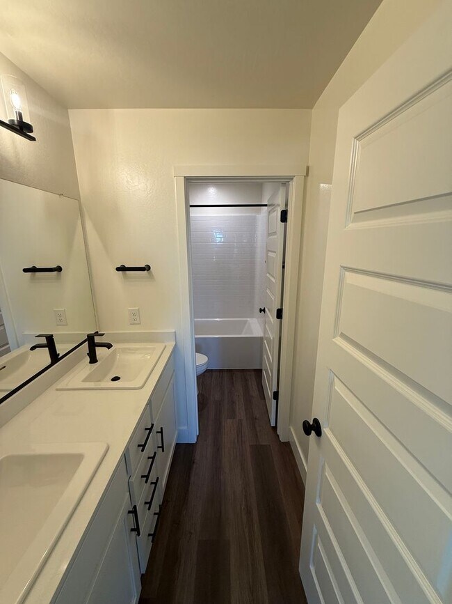 Building Photo - Stunning New-Construction two-story home 5bed 3bath