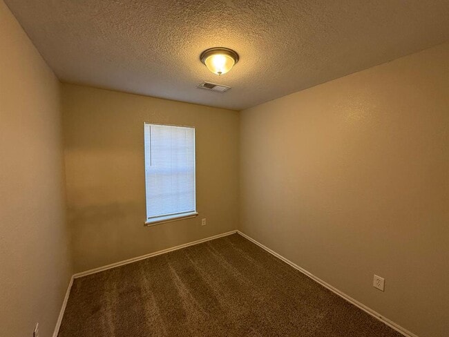 Building Photo - 808 W Elder Dr