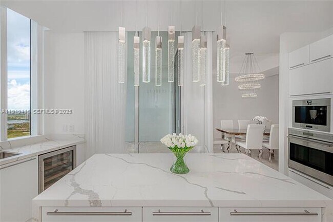 Building Photo - 16001 Collins Ave