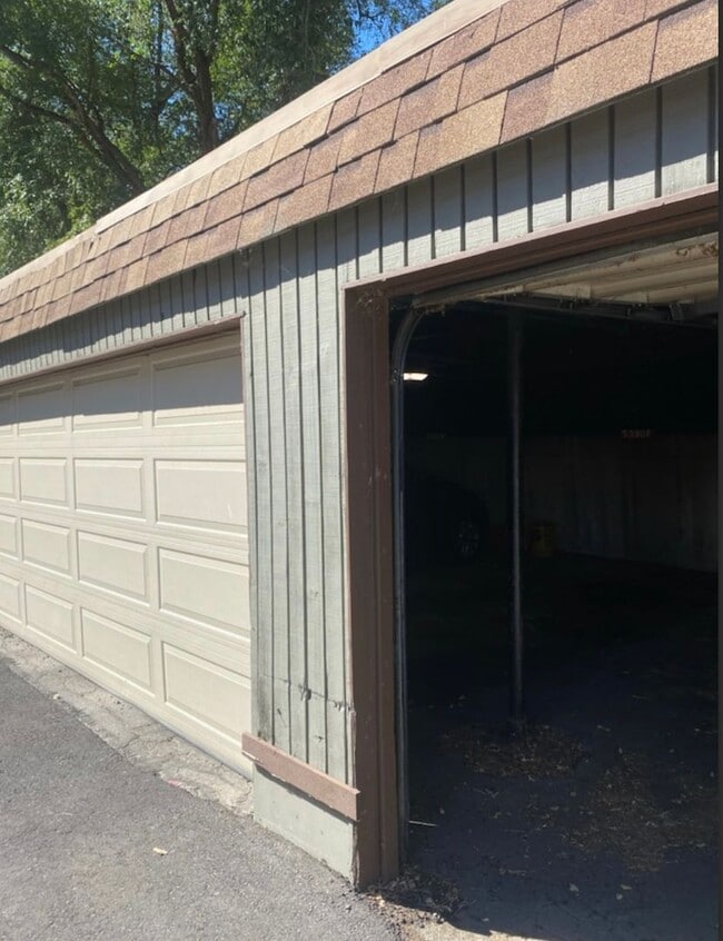 Building Photo - HAS IT ALL!  One Bedroom Condo; Murray; /Garage & Pool