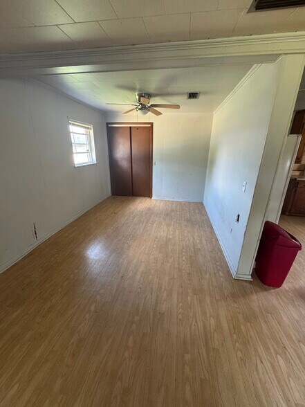 Small Den - 2202 S Adams Ave