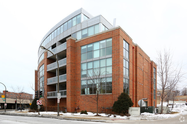 Building Photo - Grand Bend at Green Bay