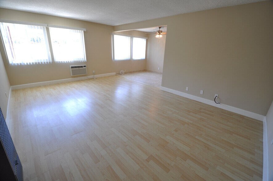 Building Photo - 14025 Moorpark St