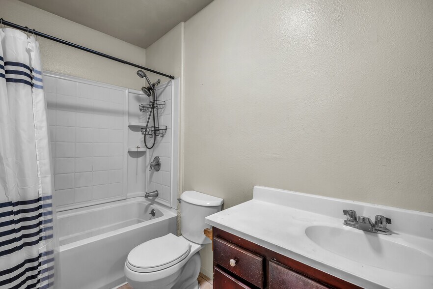 Building Photo - 5231 Huntington Dr N