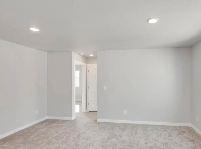 Building Photo - Modern 3 bedroom 2.5 bathroom Home in Meri...