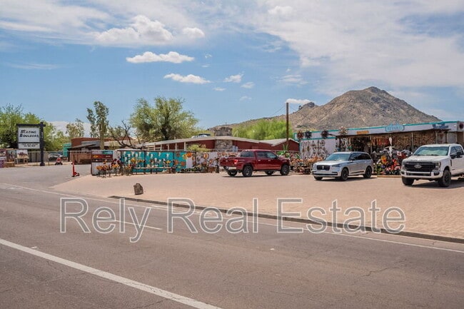 Building Photo - 6041 E Valley Way