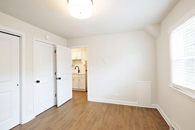 Building Photo - Renovated UVA Apartment in a Prime Location Near School of Data Science