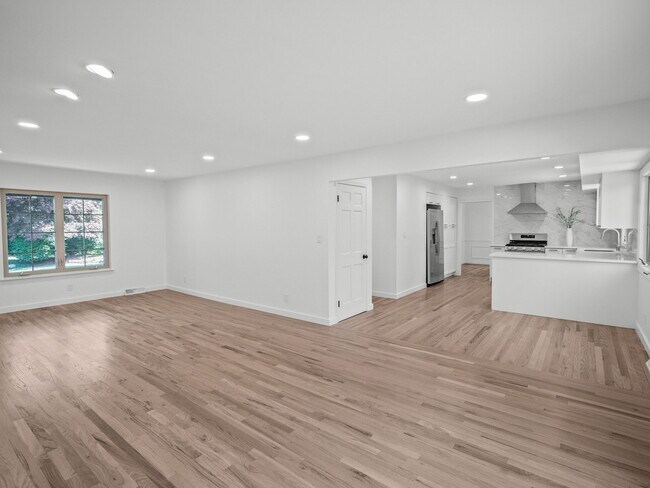 Building Photo - 315 E Hickory Grove Rd