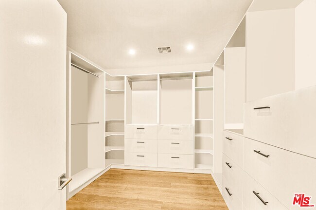 Building Photo - 535 N Formosa Ave