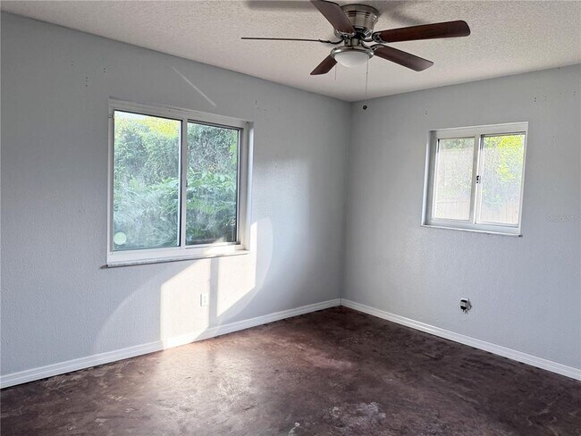 Building Photo - 912 Carvell Dr