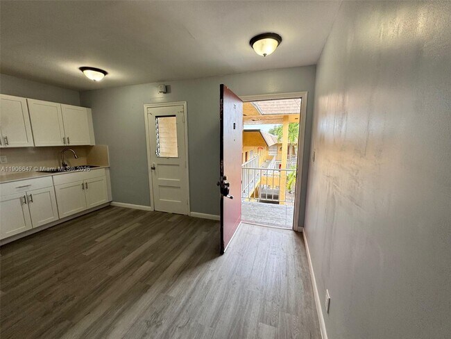 Building Photo - 6840 Pembroke Rd